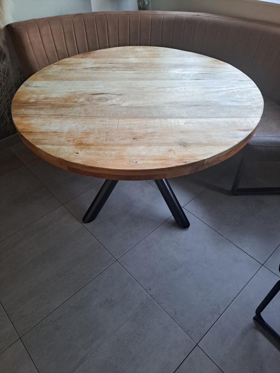 Ronde eettafel met eetbank