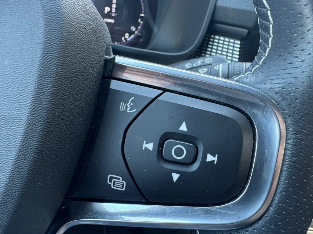 Volvo XC40 1.5 t4 recharge r-design black edition