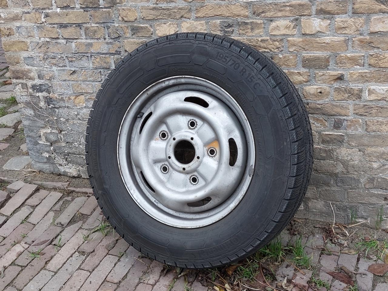 4 Winterbanden Continental (VanContact Winter) 195/70R15 op stalen velgen