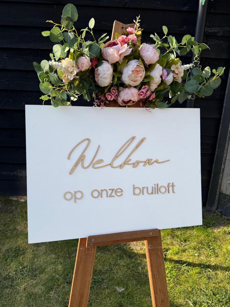 Mooi welkomstbord bruiloft incl ezel en bloemstuk