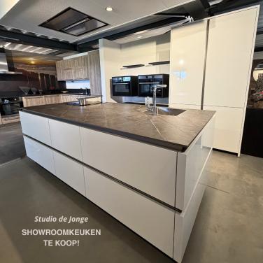 Moderne showroomkeuken met kookeiland – showroommodel