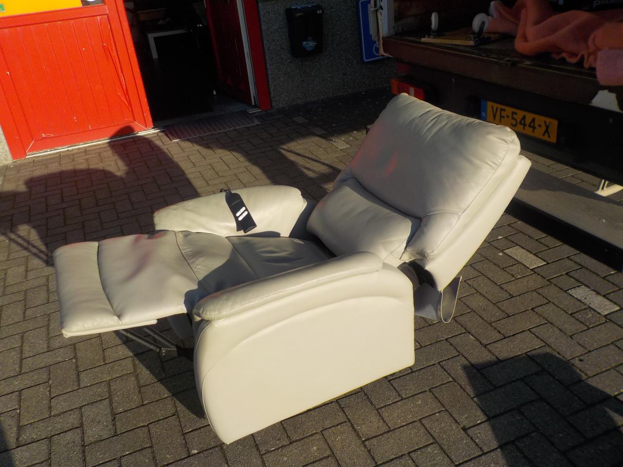 Leren elektrische sta-op relax fauteuil met lende steun in goede staat