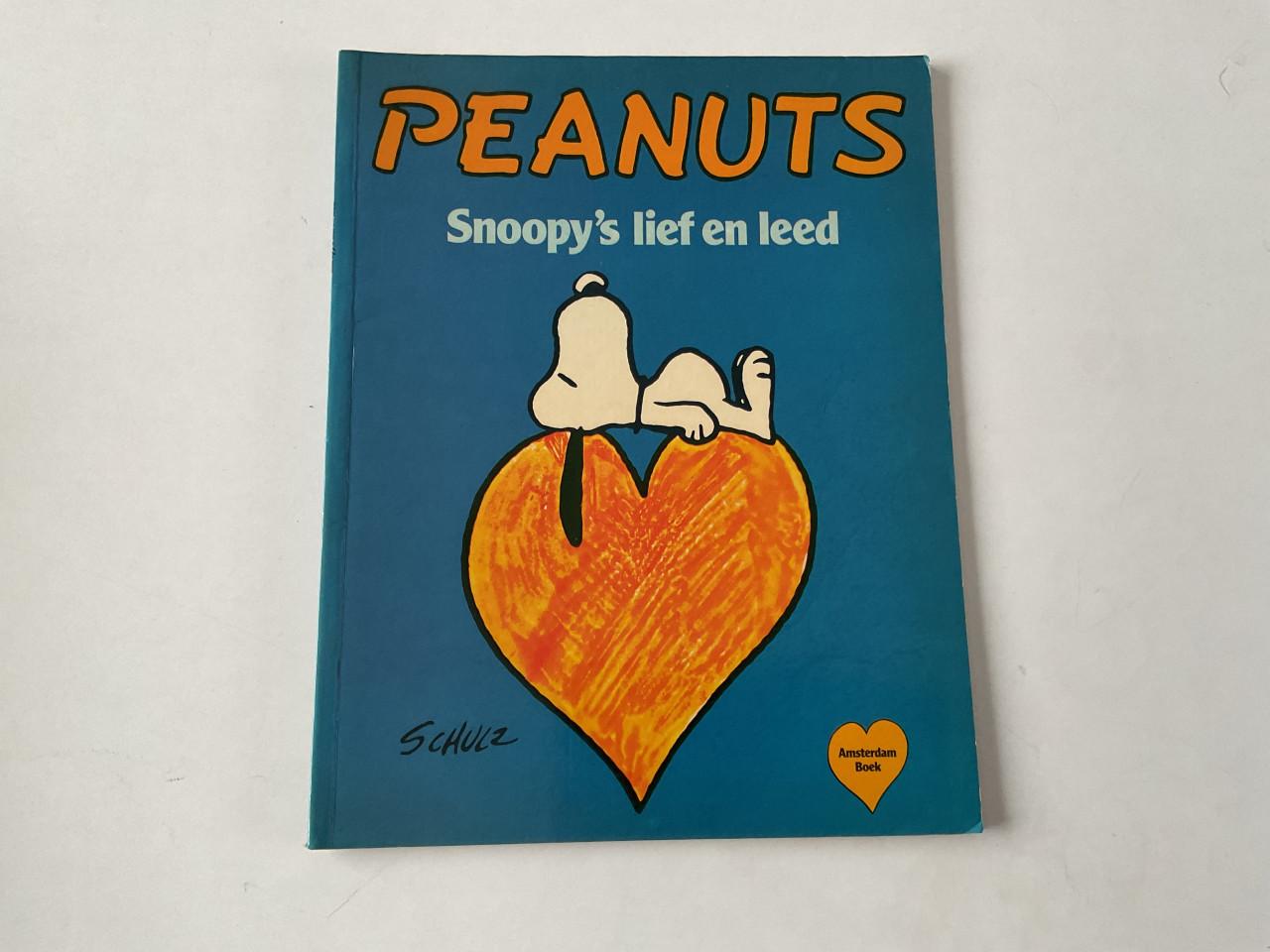 Verschillende Snoopy figuurtjes in rubber en puzzeltje in doosje. Stripboek