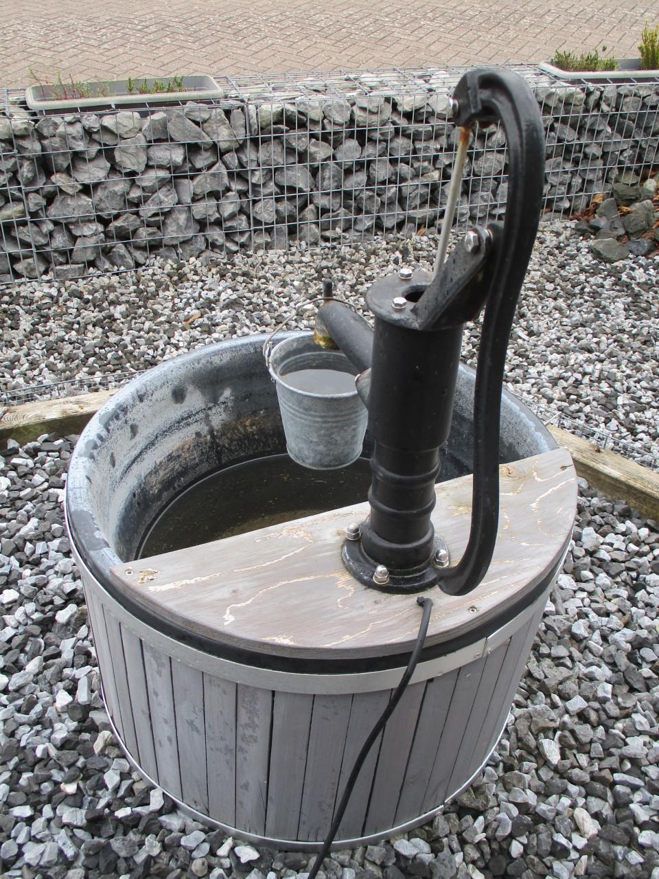 Leuke Water ornament (vat met waterpomp)