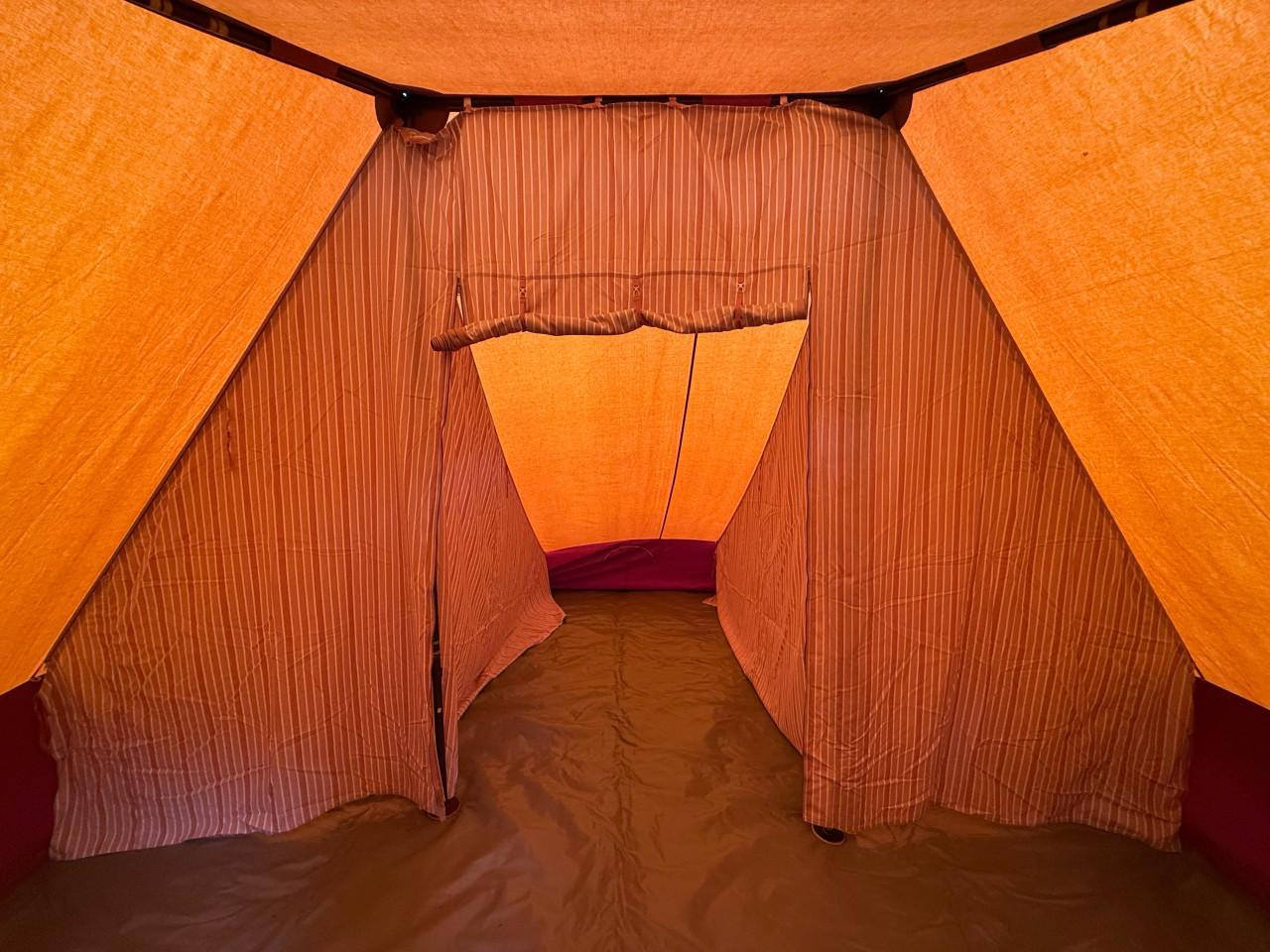 De waard tent vergrote zilvermeeuw met dicht te ritsen luifel