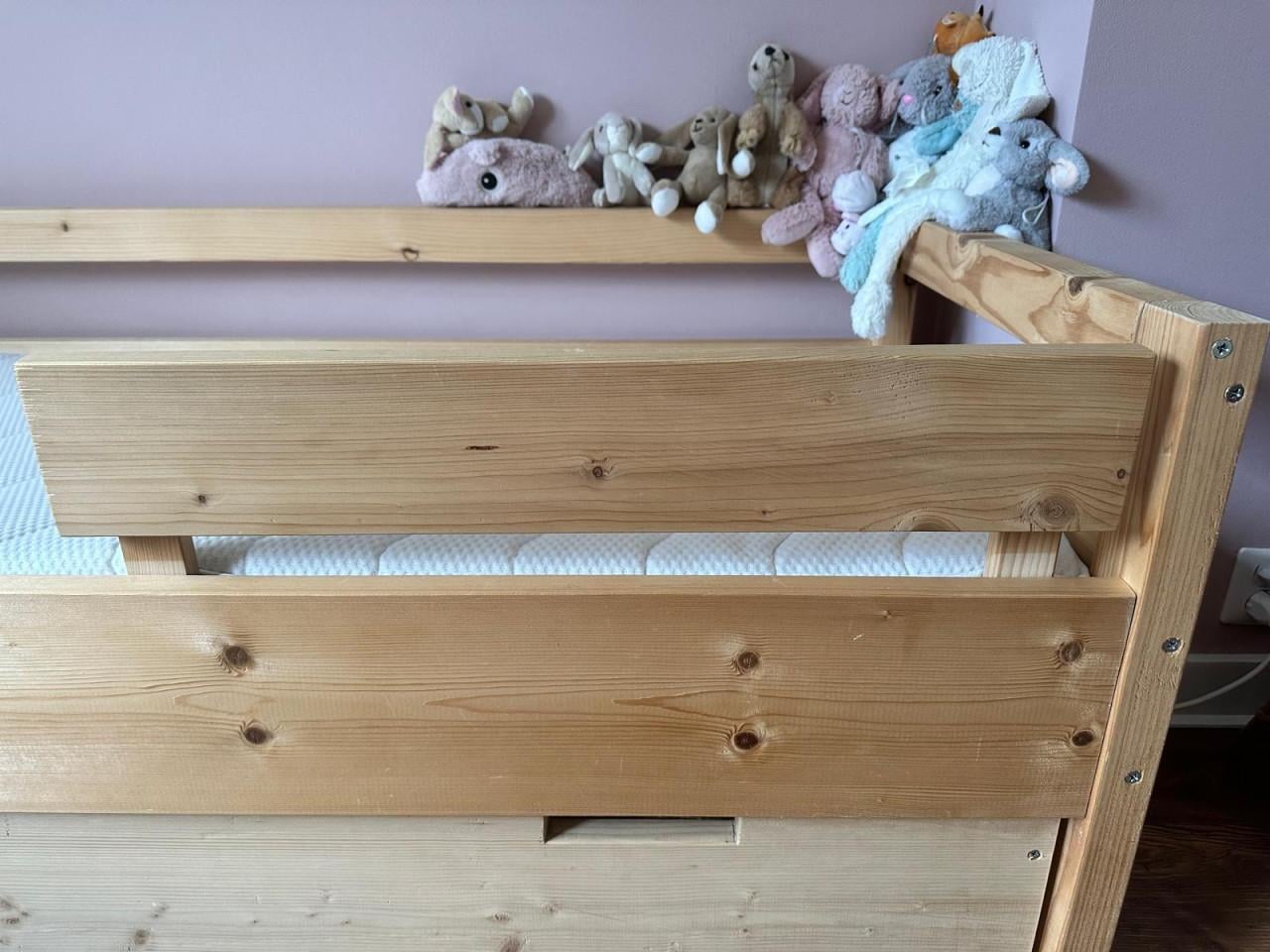 Junior bed met onderschuiflade en uitvalplankje