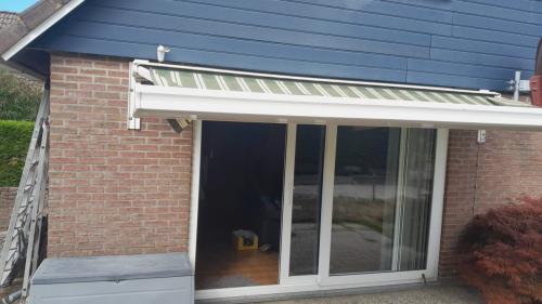 Elektrisch knikarm zonnescherm