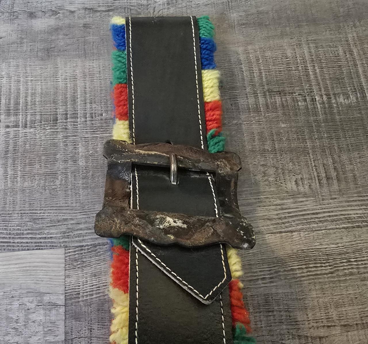 Zwitserse koeienbel met kleurrijke franjes, leren riem