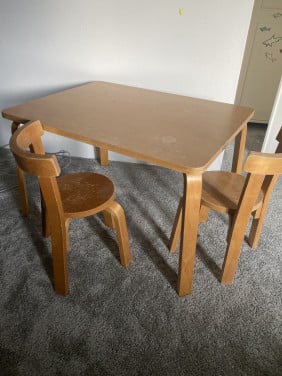 Tafeltje en 2 stoeltjes hout