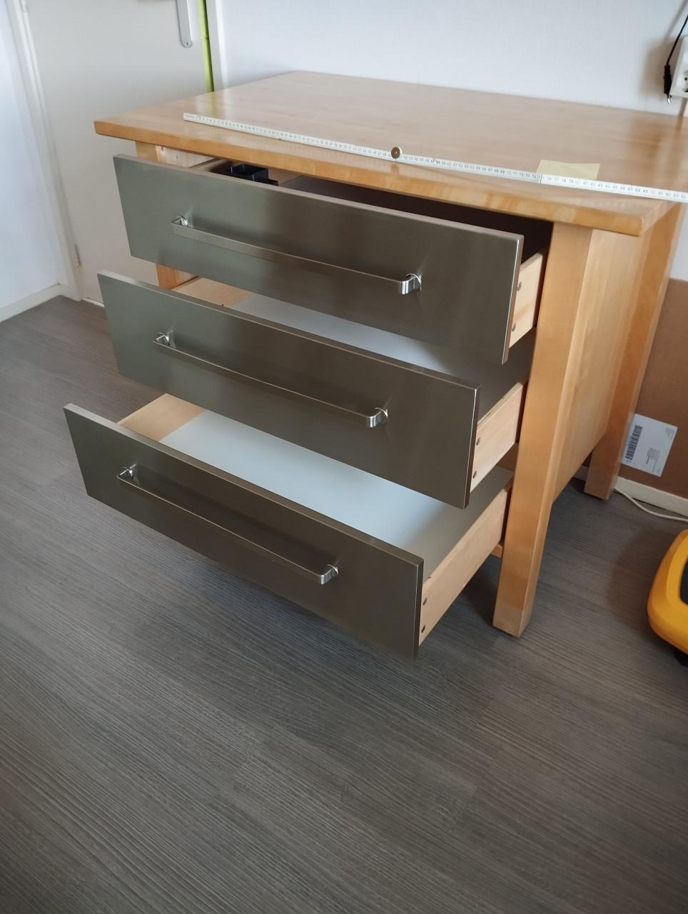 Grenen keukenkast met RVS ladefronten