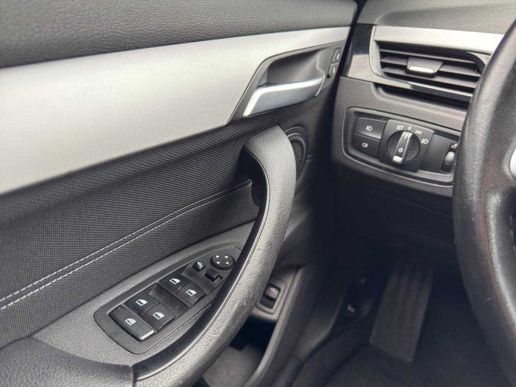 BMW X1 sdrive18i executive | verwarmde sportstoelen | camera | led | trekha