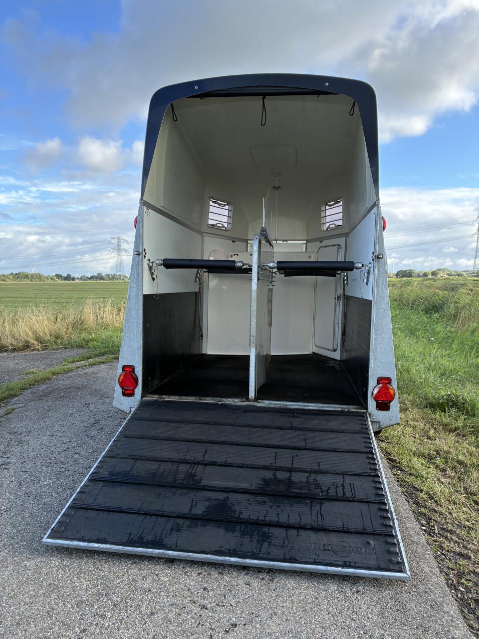 Prachtige 2 paards Humbaur Aero met zadelkamer en aluminium bodem