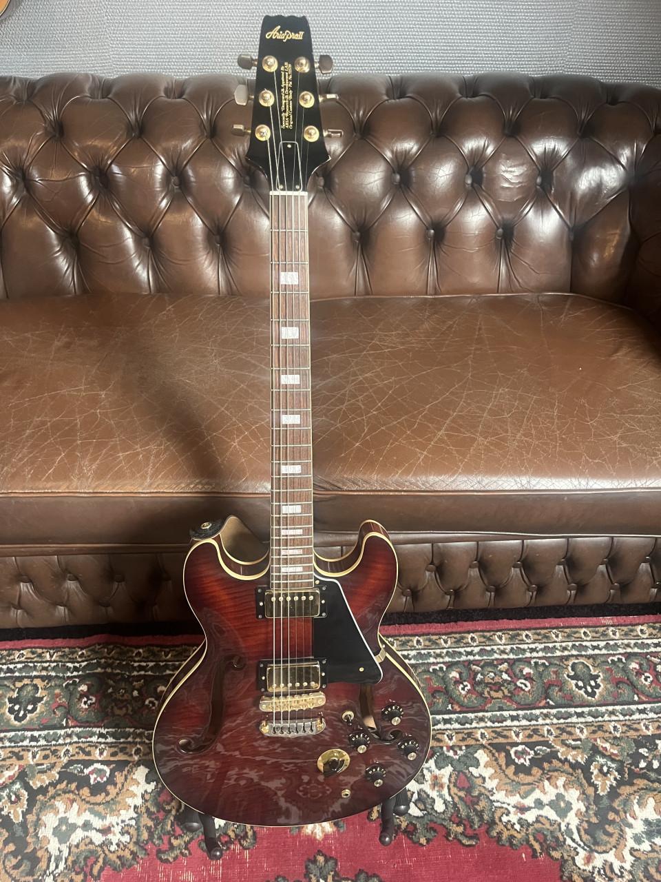 Aria Pro2 Semi hollow body TA-50-VS uit Japan bouwjaar 1985