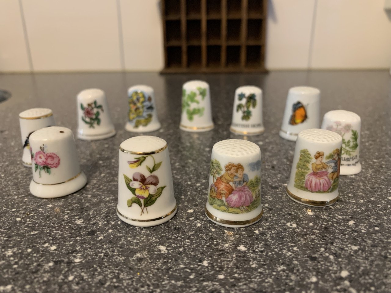 VEEL VINGERHOEDJES MET EEN KASTJE