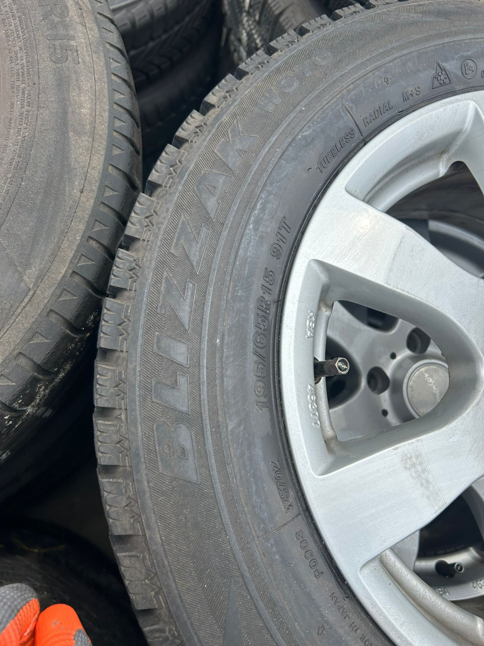 TOMASON ALUMINIUM VELGEN MET VRIDGESTONE BLIZZAK BANDEN 15INCH