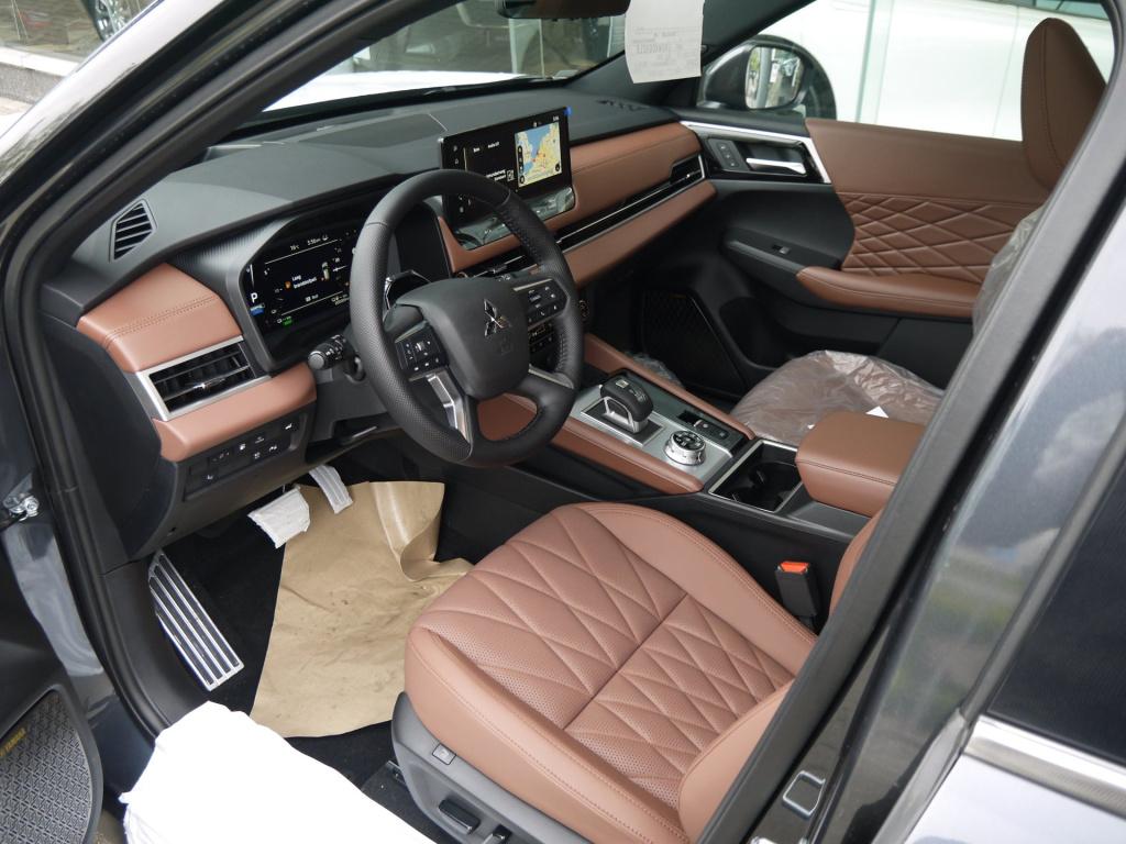 Mitsubishi Outlander 2.4 phev intense+