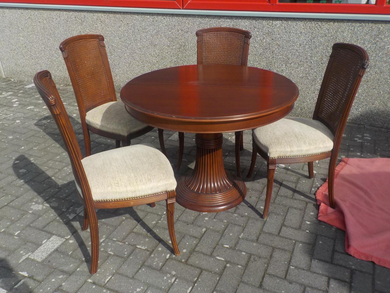 Mooie kwaliteit verlengbare tafel ( 110x 110 cm en 150 x 110 cm ) + 4 stoel