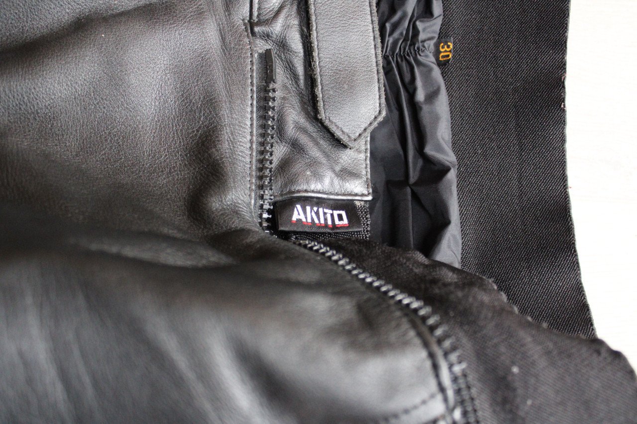 Lederen motorjas met broek en regenoverall maat 64
