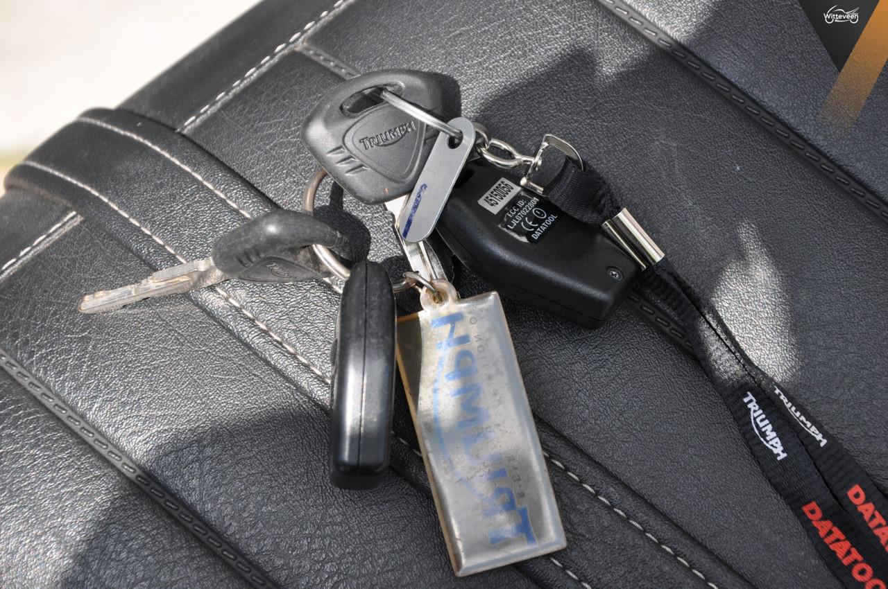 59-MX-TF Triumph Street Twin ABS Vance & Hines