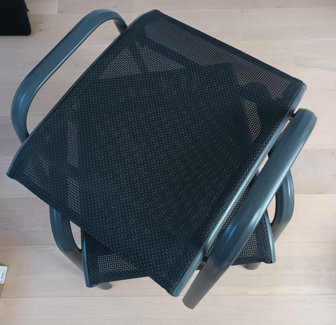 2 voetenbankjes zgan voor relaxen in de tuin