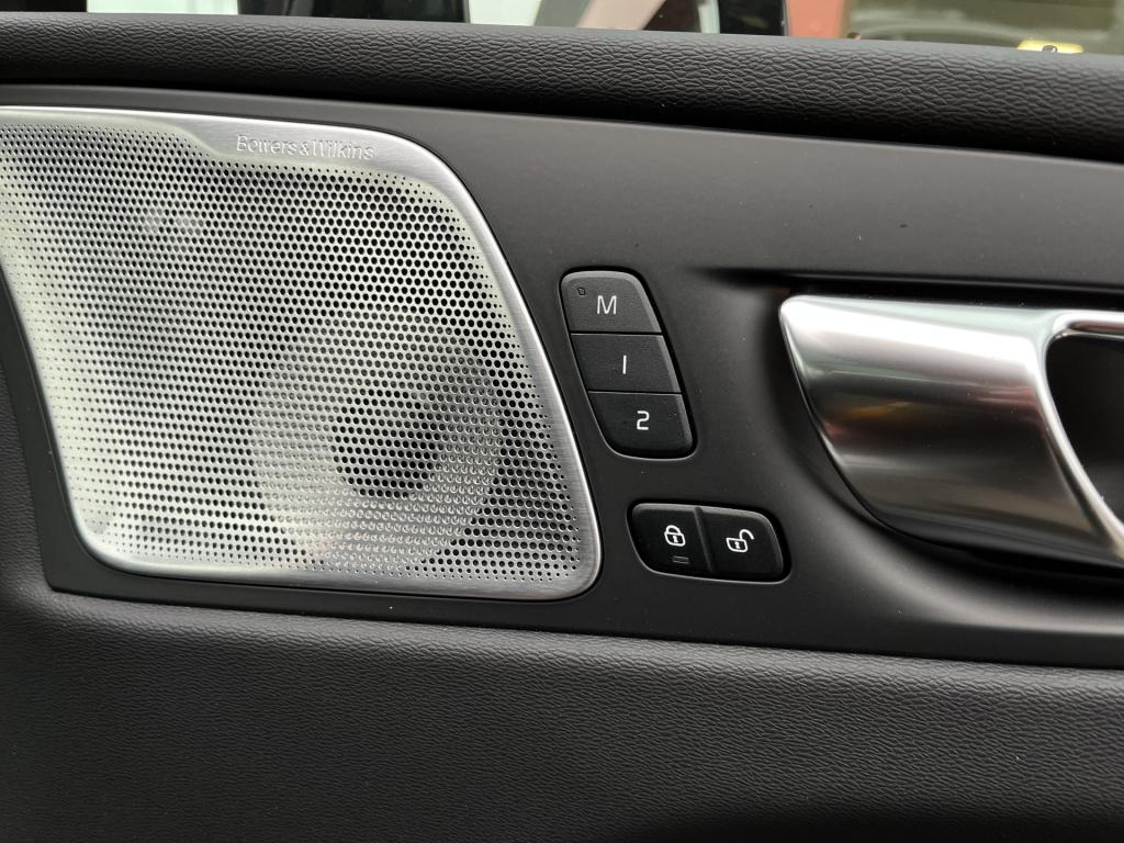 Volvo XC60 2.0 t8 plug-in hybrid awd polestar engineered | bowers&wilkins |