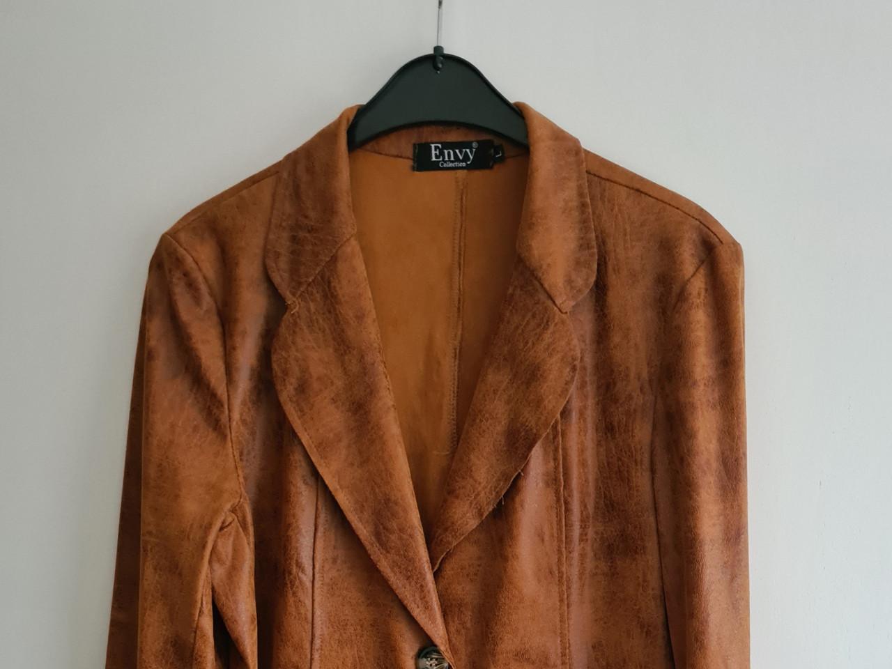Nieuw ! Cognac kleur soepel vallende lange blazer van Envy Maat L