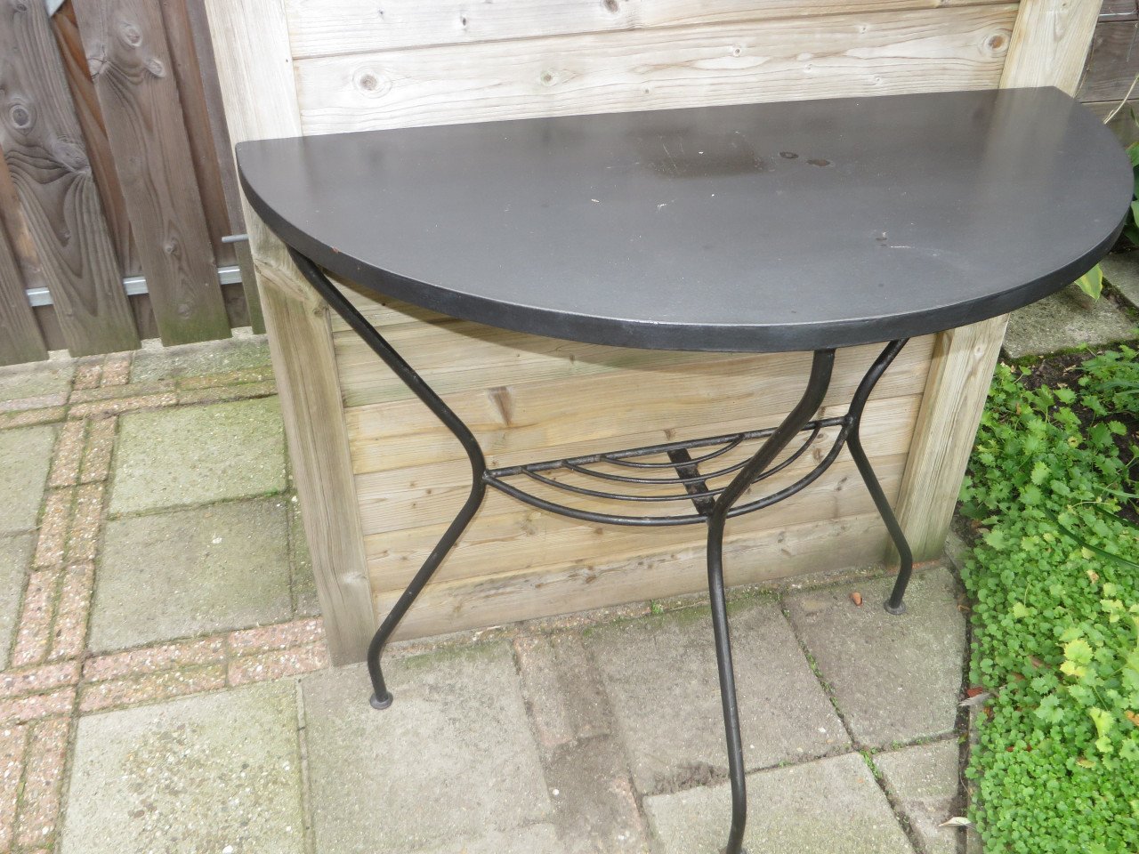 Halfronde metalen tuintafel