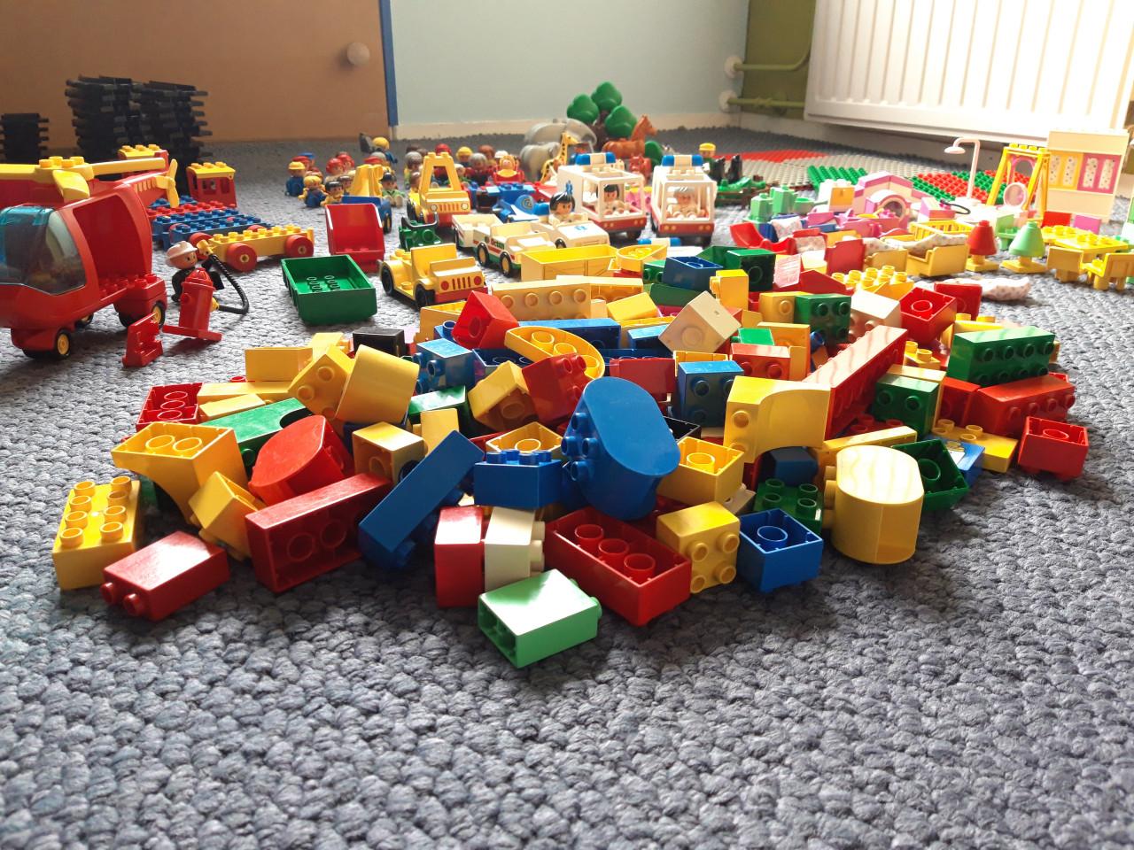 Veel duplo (dierentuin, trein, brandweer, ziekenauto’s enz.)