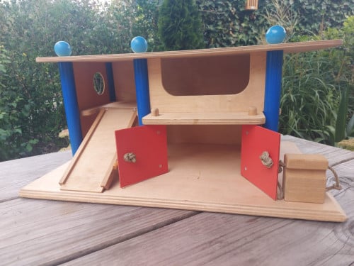 Mooie, delijke vintage houten garage met 2 verdiepingen