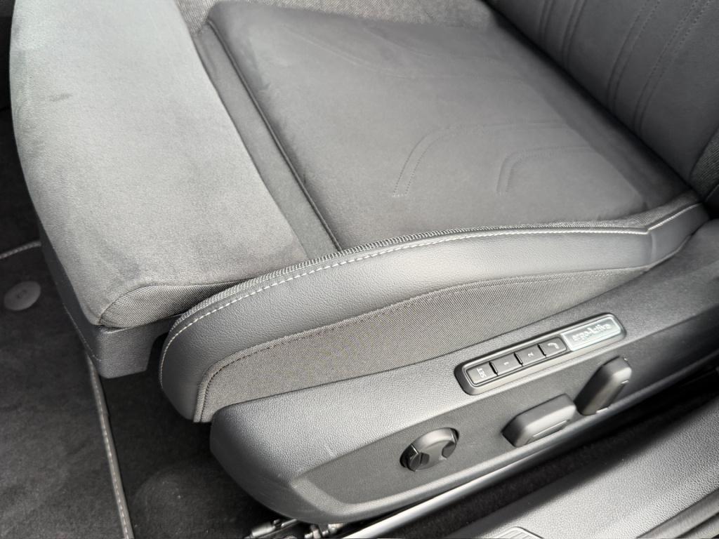 Volkswagen Golf 1.5 ehybrid style | trekhaak | camera | iq light | head up 