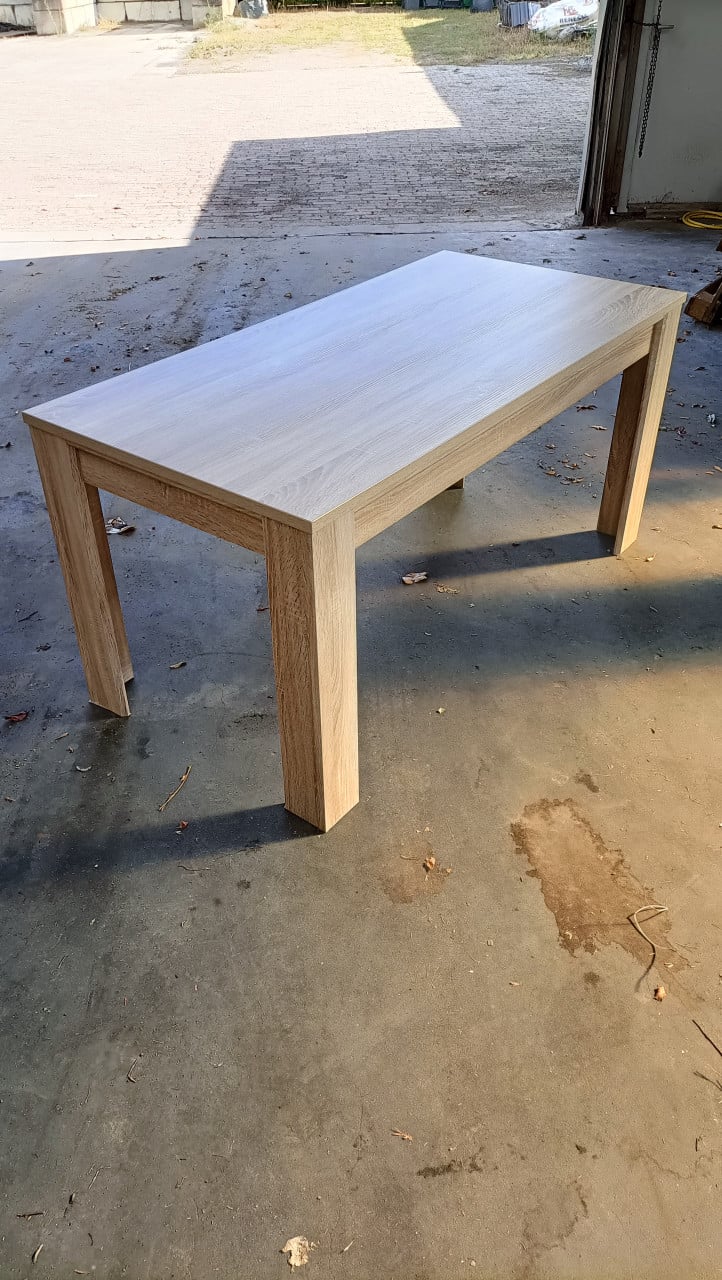 Mooie stevige houten (fineer) eettafel. Maten 160 x 80 cm. Hoogte 78 cm.