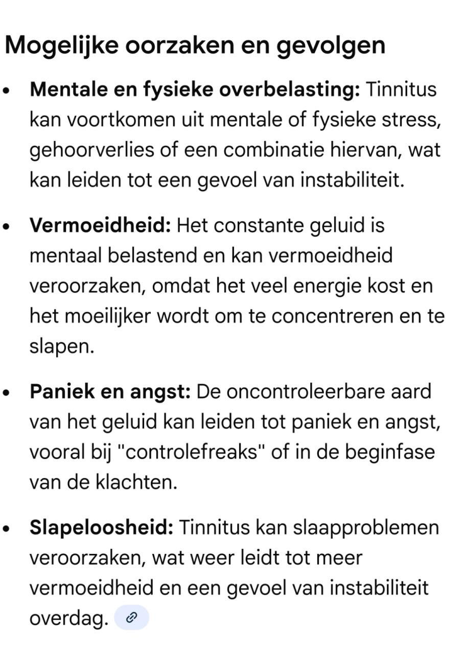 Nette wastafel, ronde spiegel, verlichting,, 2 hangkastjes