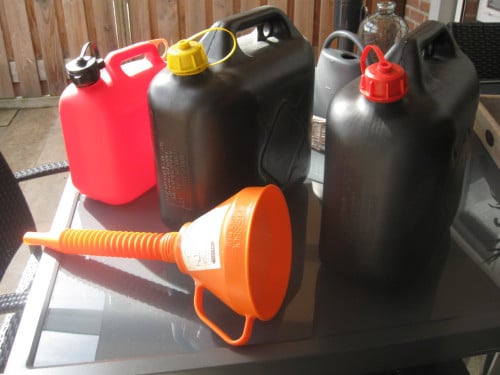 3 Benzine kannetjes