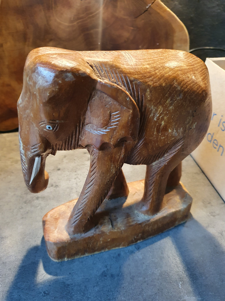 Leuke antieke houten olifant, handgemaakt in mooie staat aangeboden...