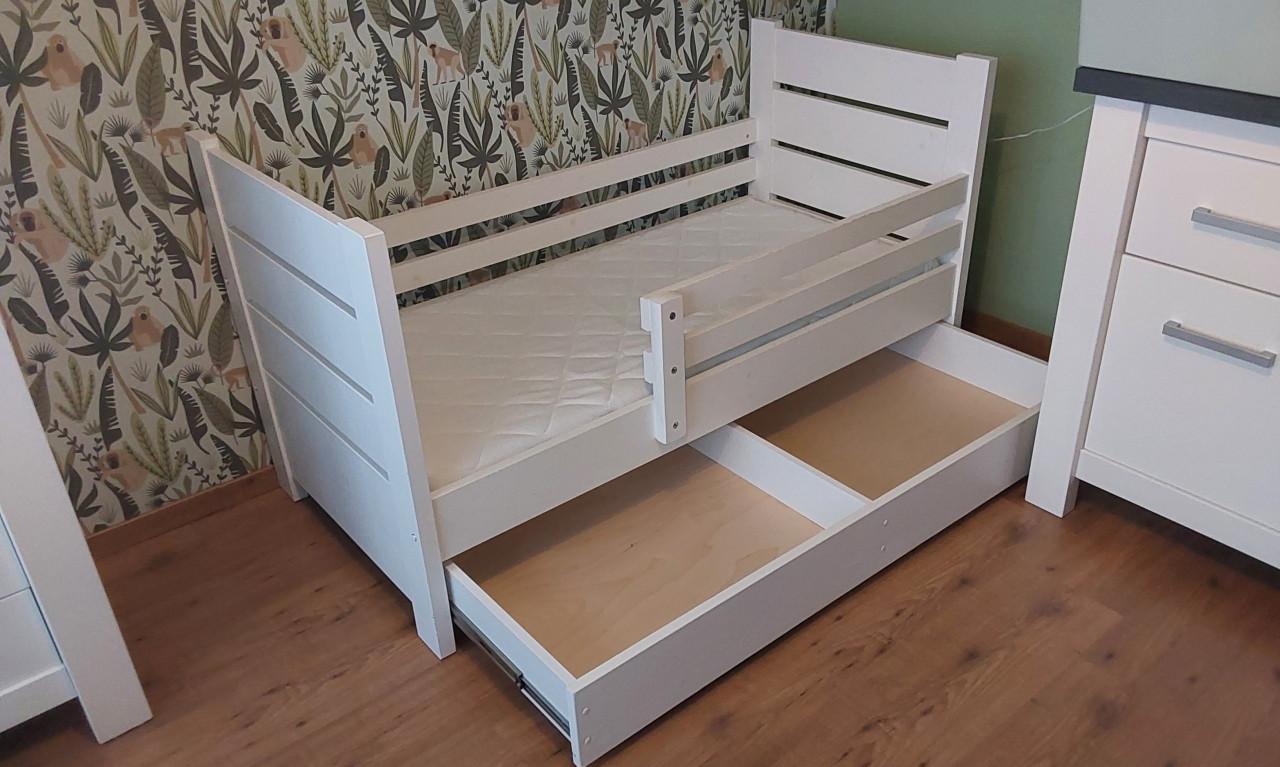 Compleet peuterbed met lade, matras, kussen, dekbed, hoeslakens,beschermers