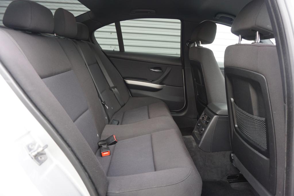 BMW 3-serie 316i business line airco / navi / cruise / carplay / parkeers. 