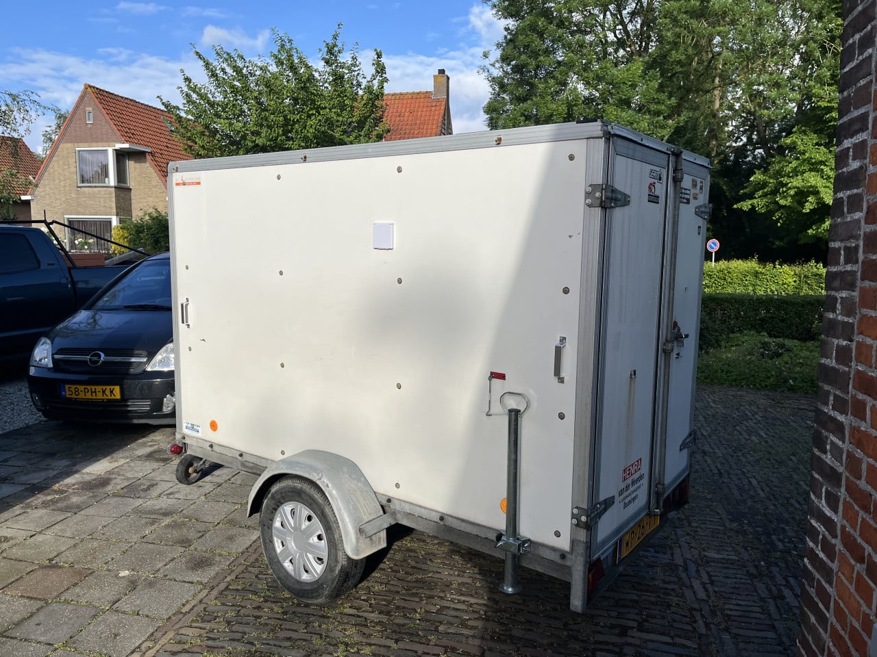 Dichte aanhangwagen