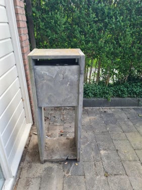 Gratis brievenbus natuursteen