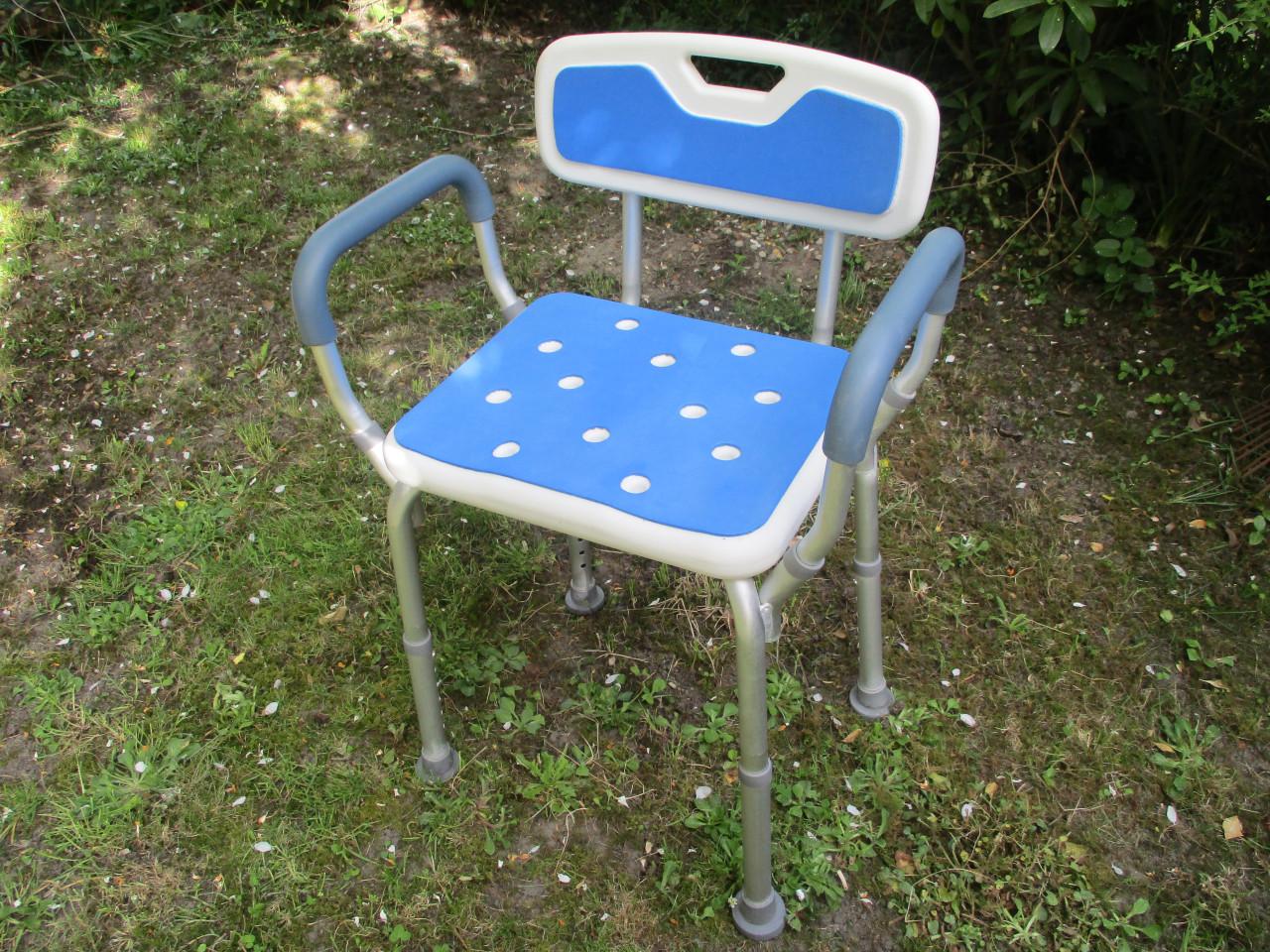 In hoogte verstelbare douchestoel met anti slip zitting