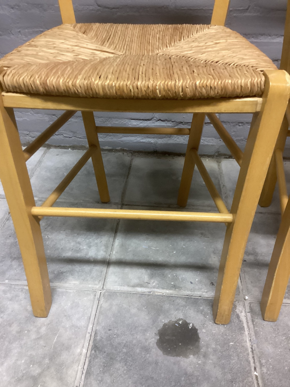 2 stoelen met rieten zitting