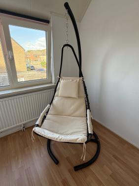 Hangstoelen Hangeieren, 1 met standaard en 1 zonder