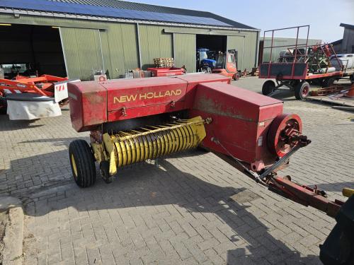 Kleine pakkenpers New Holland 276