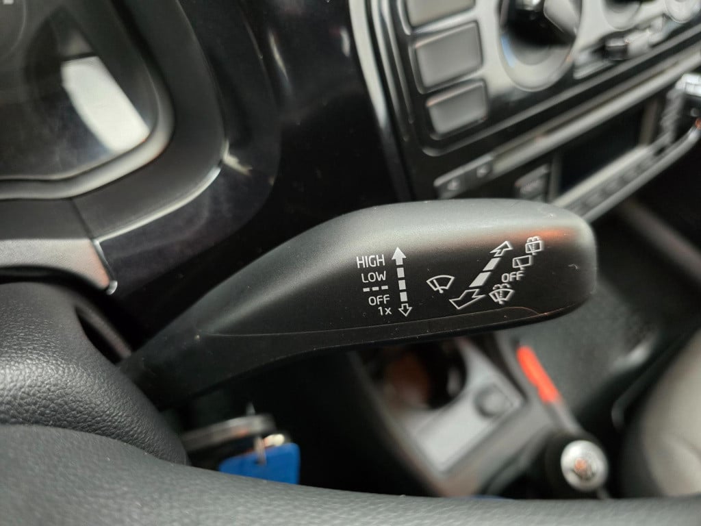 Volkswagen UP! occasion bluemotion met airco en telefoon connecten | tweede