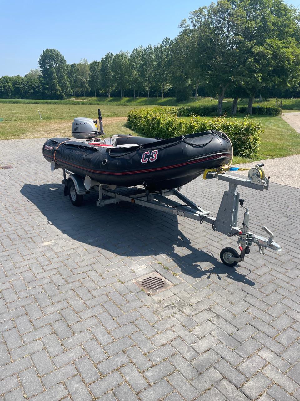 Hele nette set!! Bombard C3, Honda 8 PK en Pega trailer