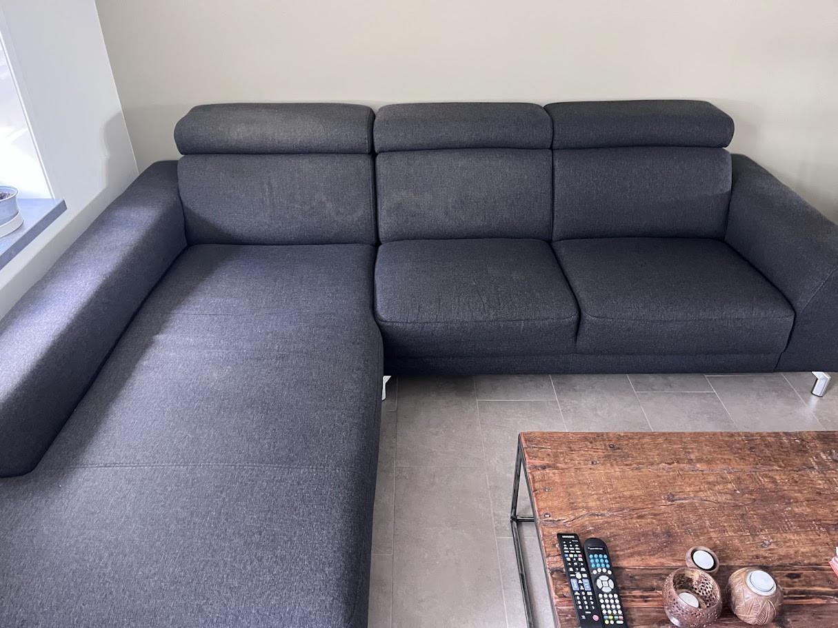 Antracietkleurige, stoffen hoekbank van Xooon