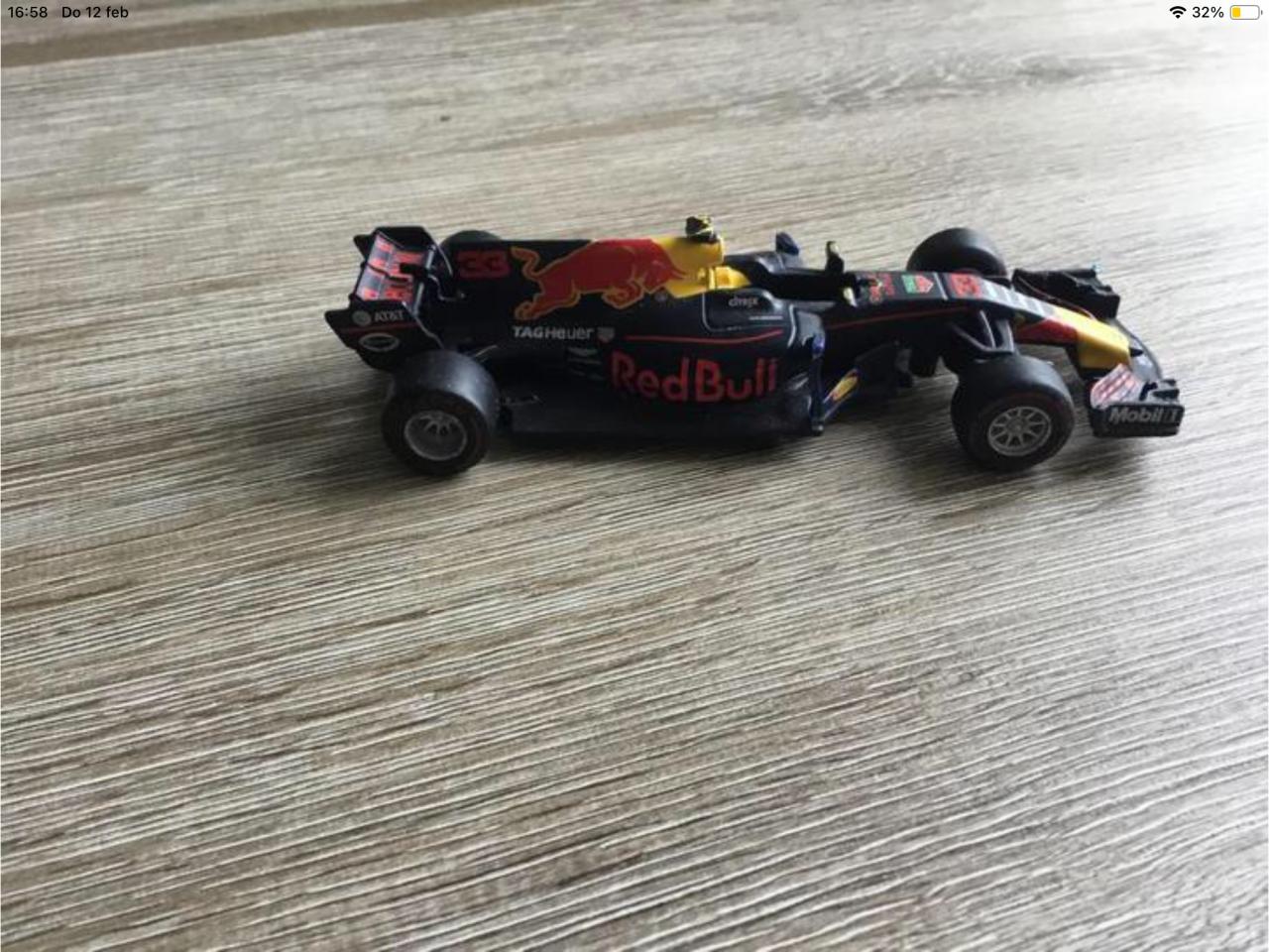 Te koop: Burago Red Bull Racing Tag Heuer RB13 - Modelauto1/32