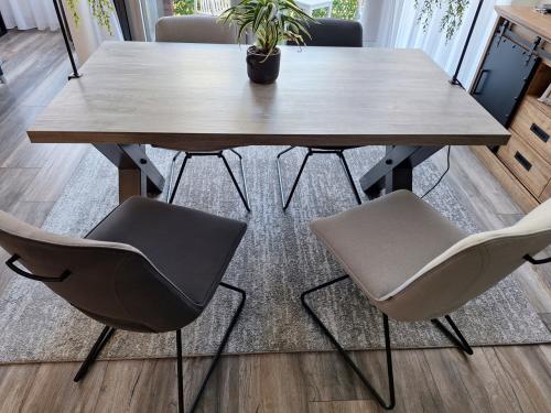 Eetkamertafel met stoelen