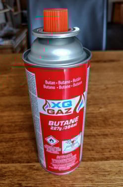 Zeven ongebruikte gascartridges