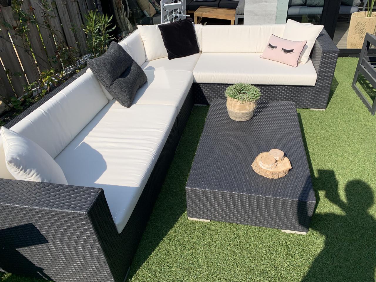 Wicker loungeset zwart met kussens en tafel.