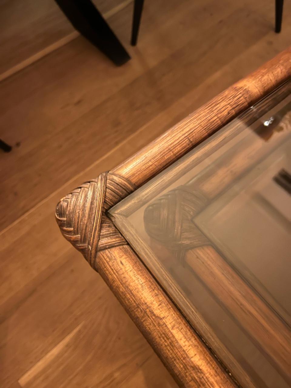 Set vintage bamboe bijzettafeltjes met rookglas blad